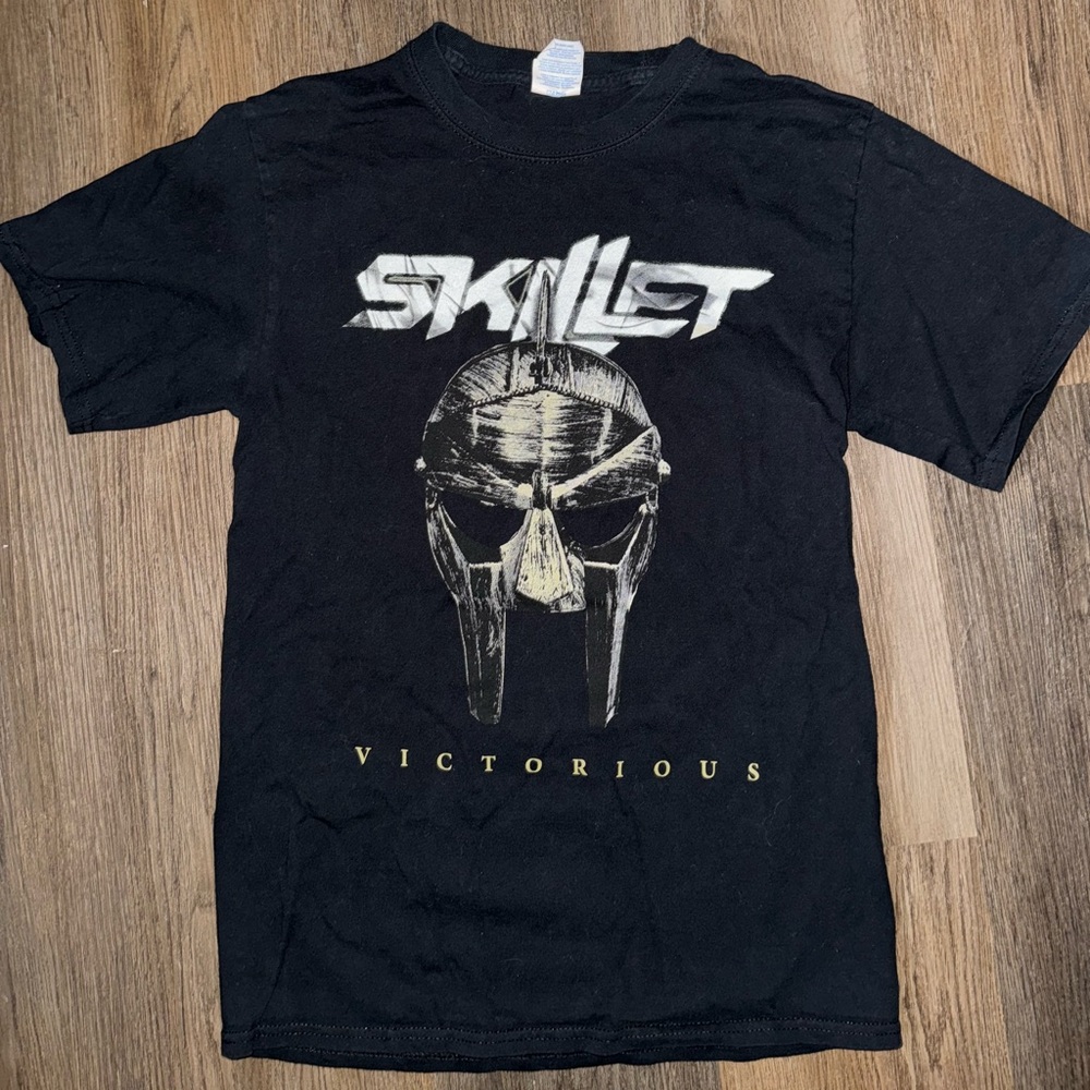 Skillet Band Tee "Victorious" Graphic Y2K